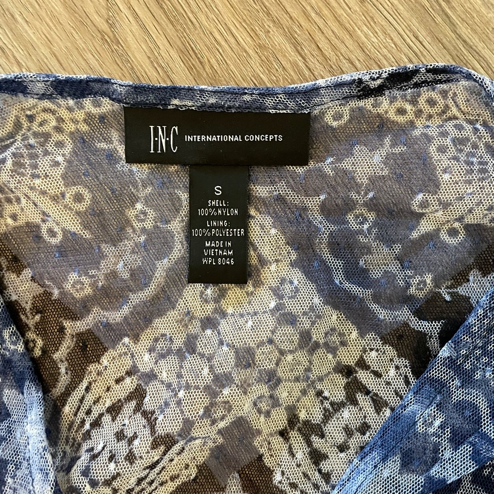 Flowy Blue Pattern Blouse - Picture 6 of 9